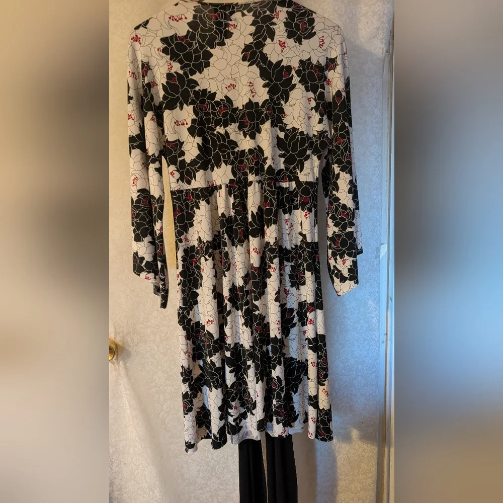 BISOU BISOU Black &White Floral Tieback Dress‎ Sz. Medium V-Neck